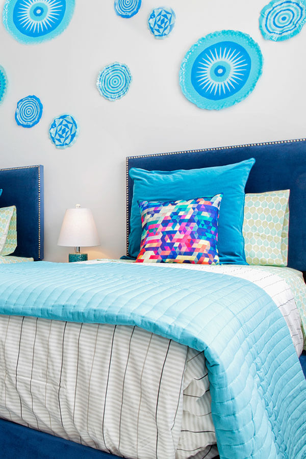 Decorate Your Dorm Room with Throw Pillows